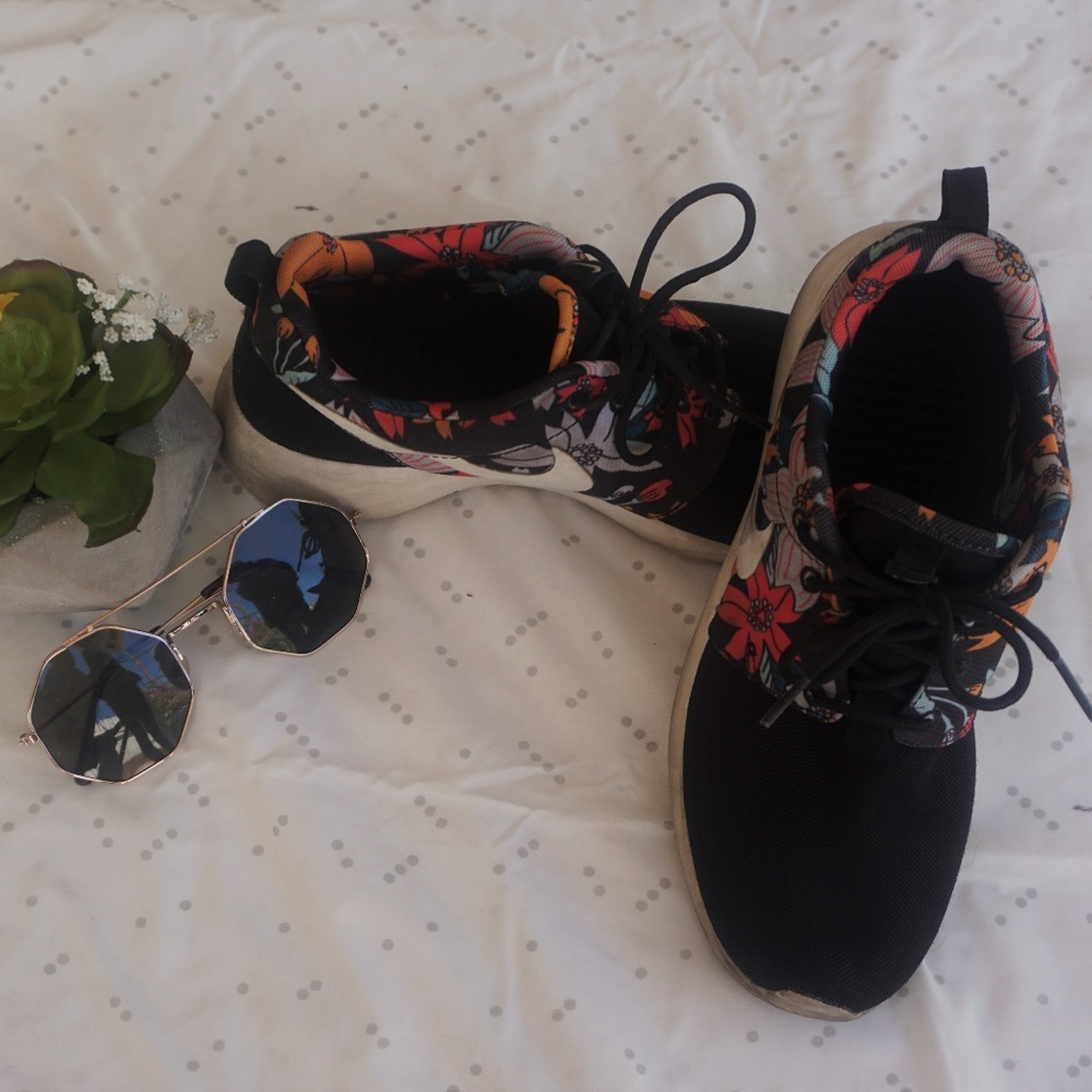 unisex nike roshe one print floral in size 7 1/2